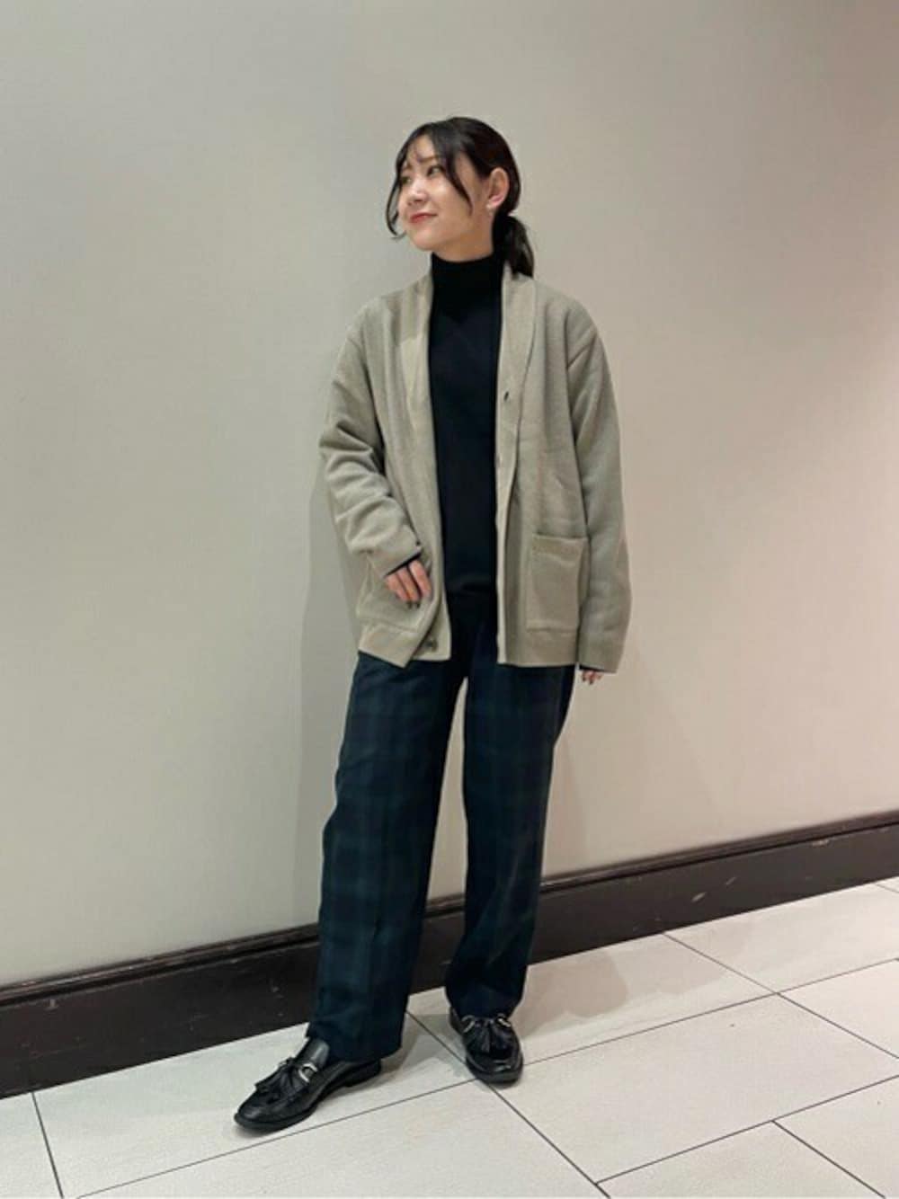 「カーディガン、ショールカラー、タートルネック、タケオキクチ(TAKEO KIKUCHI)、TAKEO KIKUCHI」｜「TAKEO KIKUCHIのメランジ ショールカラー カーディガン（カーディガン/ボレロ、ベージュ系）」を使った、TAKEO KIKUCHIさん（レディース・154cm）の秋コーディネートの1枚目の写真