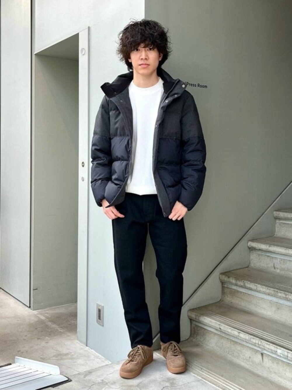 「ダウンジャケット」｜「TAKEO KIKUCHIの【Sサイズ～】撥水 コンビ ダウン ブルゾン（ブルゾン、グレー系）」を使った、TAKEO KIKUCHIさん（メンズ・172cm）の秋コーディネートの1枚目の写真