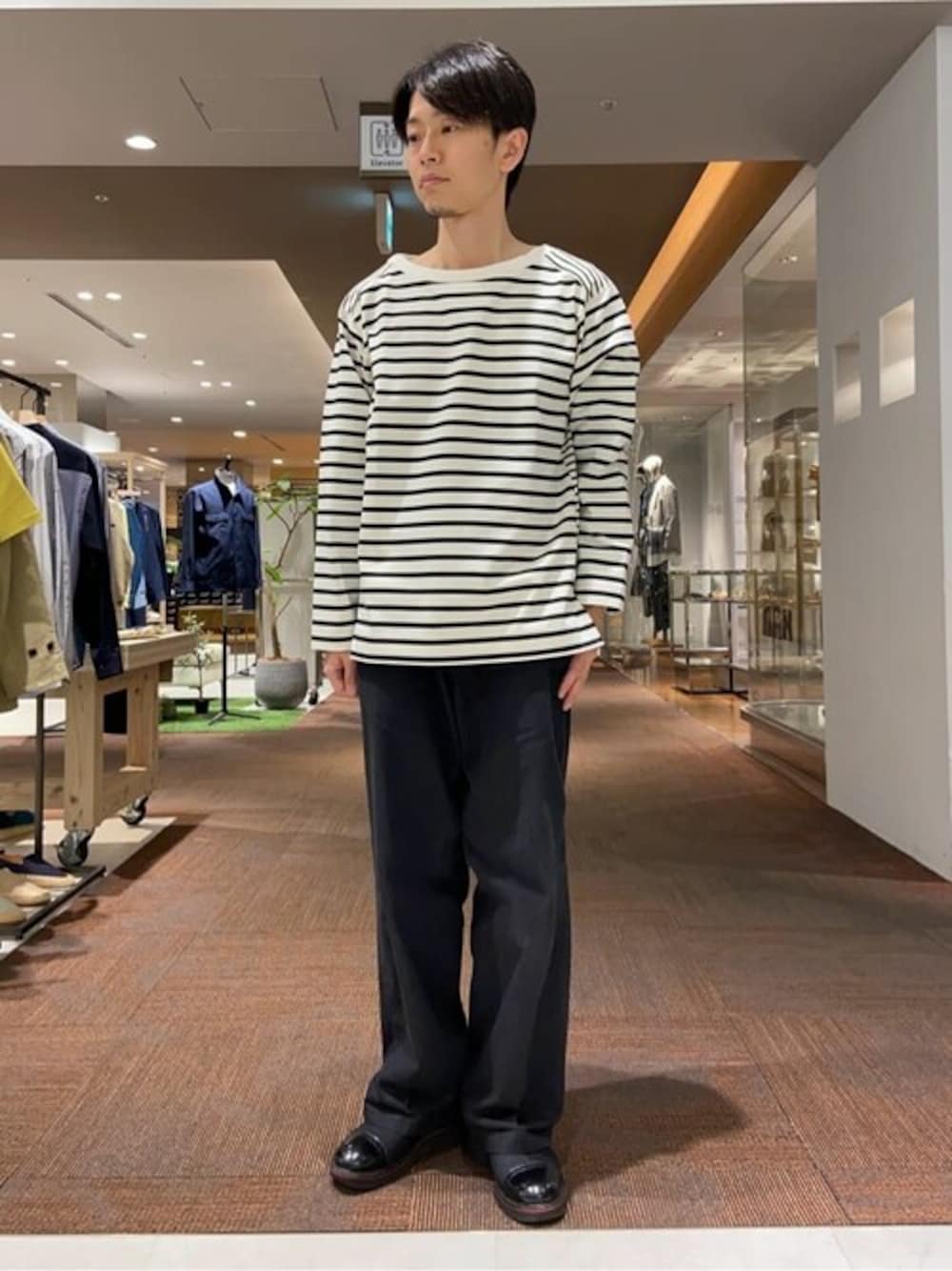 「40ｃｔ＆525の【Sサイズ～】ボーダーボートネック カットソー（Tシャツ/カットソー、ホワイト系）」を使った、TAKEO KIKUCHIさん（メンズ・167cm）の春コーディネートの1枚目の写真