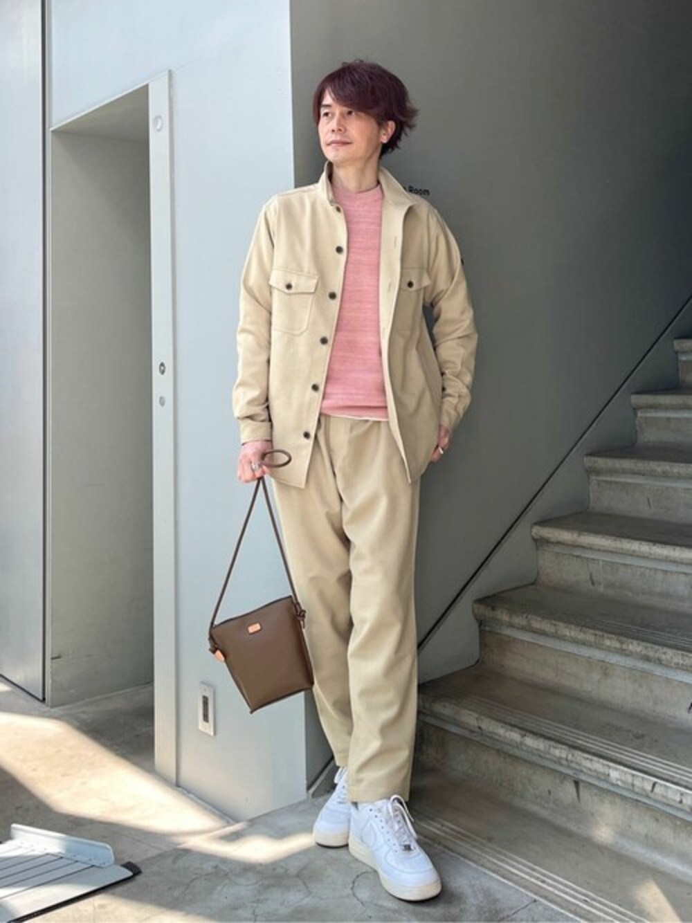 「TAKEO KIKUCHIのAVANT(R) DRY シャンブレー ツイル シャツ アウター（シャツ/ブラウス、ベージュ系）」を使った、TAKEO KIKUCHIさん（メンズ・176cm）の春コーディネートの1枚目の写真