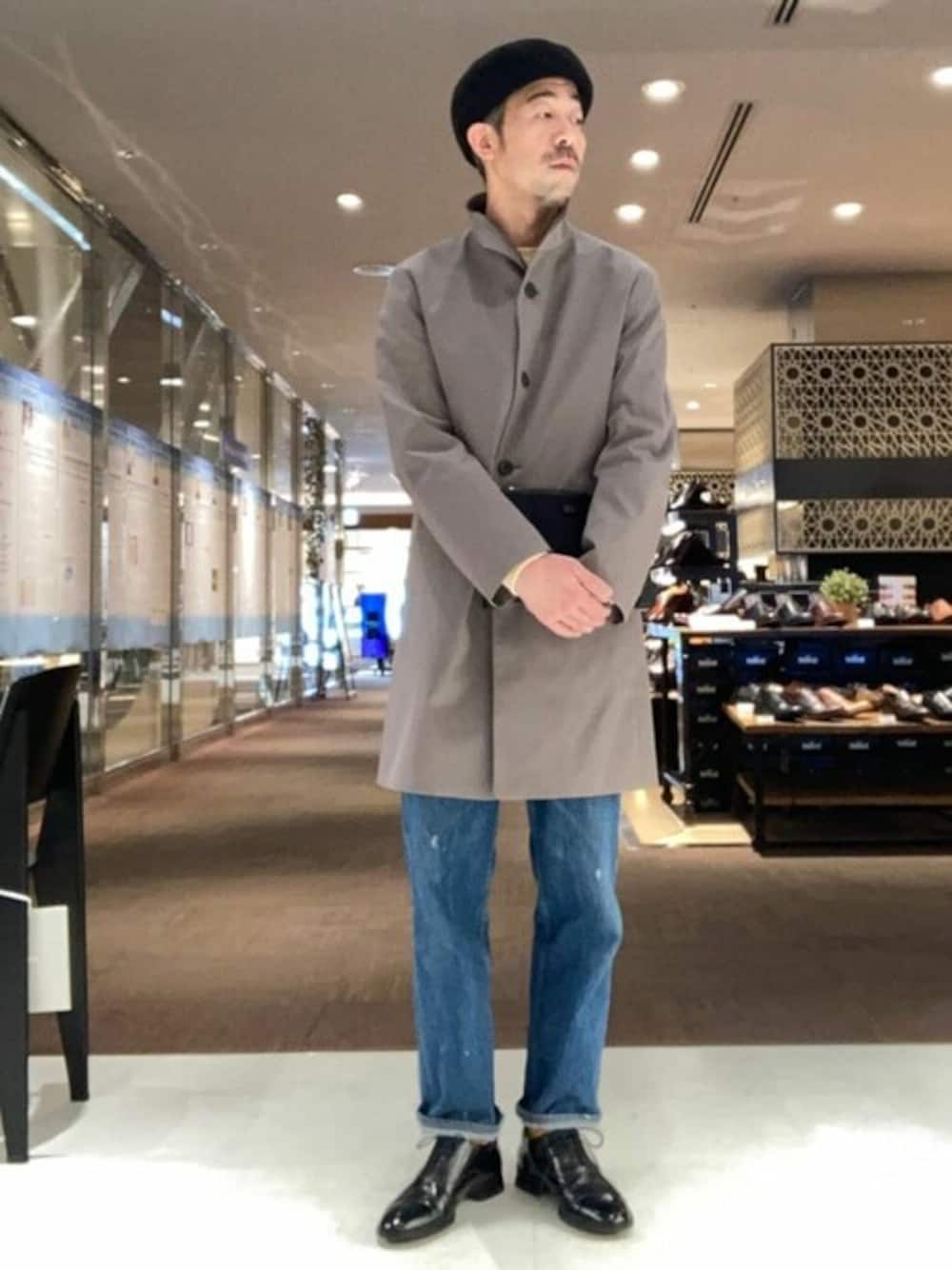 「TAKEO KIKUCHIのスタンドカラー コート（その他アウター、グレー系）」を使った、TAKEO KIKUCHIさん（メンズ・177cm）の春コーディネートの1枚目の写真