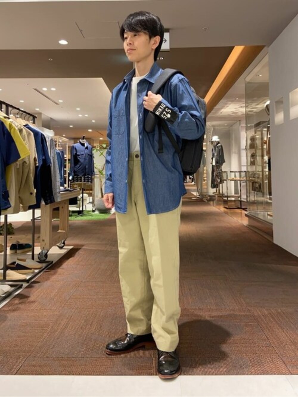 「40ｃｔ＆525の【Sサイズ～】525DENIM シャツ（シャツ/ブラウス、ブルー系）」を使った、TAKEO KIKUCHIさん（メンズ・167cm）の春コーディネートの1枚目の写真