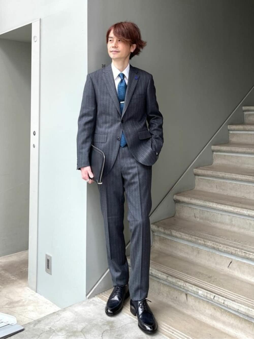 「TAKEO KIKUCHIの【Made in JAPAN】チョークストライプ スーツ（スーツセット、グレー系）」を使った、TAKEO KIKUCHIさん（メンズ・176cm）の春コーディネートの1枚目の写真