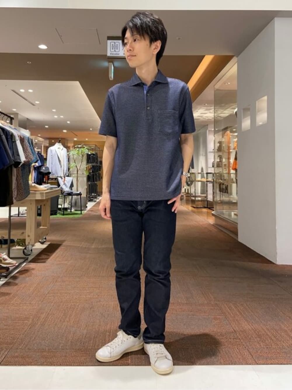 「TAKEO KIKUCHIの【抗菌防臭】ハニカムメランジ ポロシャツ ベーシックカラー（ポロシャツ、ブルー系）」を使った、TAKEO KIKUCHIさん（メンズ・167cm）の春コーディネートの1枚目の写真