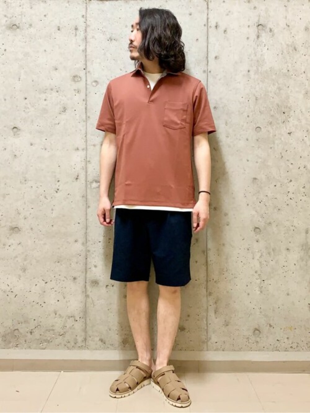 「TAKEO KIKUCHIのボックスジャカード ポロシャツ（ポロシャツ、イエロー系）」を使った、TAKEO KIKUCHIさん（メンズ・171cm）の春コーディネートの1枚目の写真