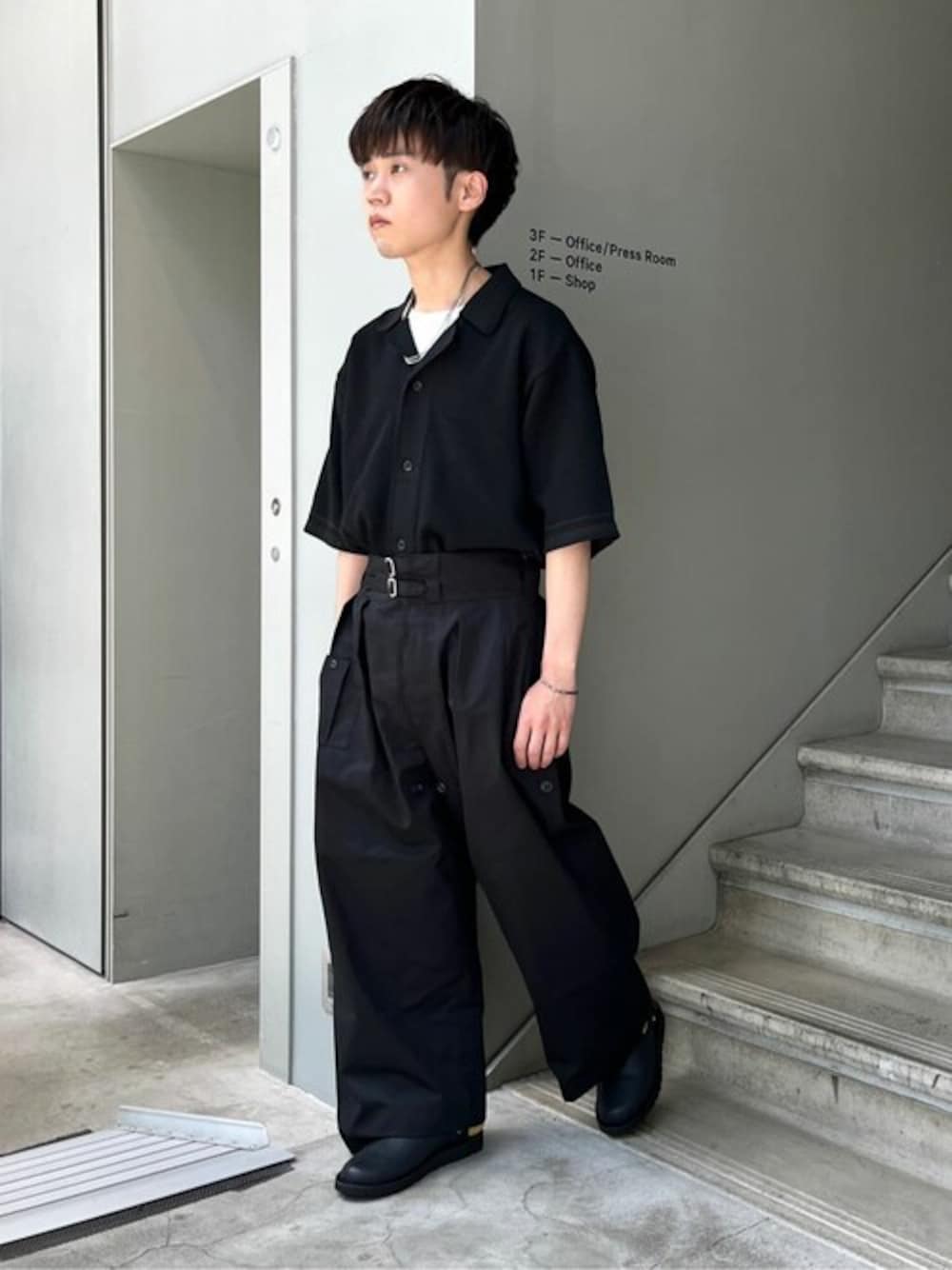 「TAKEO KIKUCHIの【洗える】【6色展開】スポンディッシュ ニットシャツ（シャツ/ブラウス、ブラック系）」を使った、TAKEO KIKUCHIさん（メンズ・162cm）の夏コーディネートの1枚目の写真
