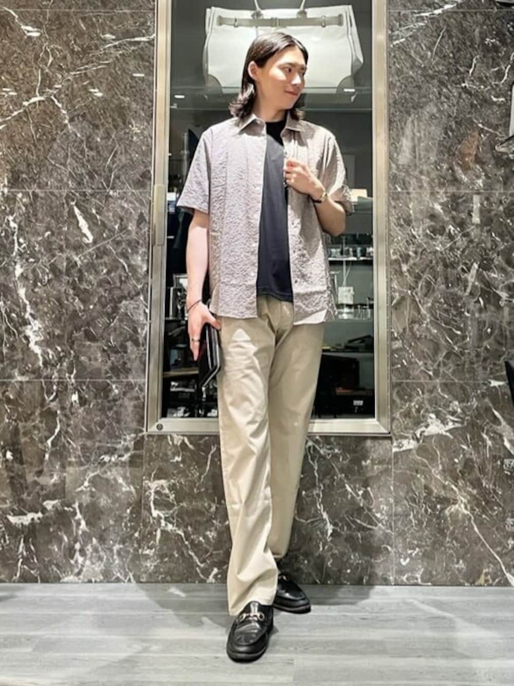「TAKEO KIKUCHIの【小花ギンガムチェック】リップル小花チェック シャツ（シャツ/ブラウス、グレー系）」を使った、TAKEO KIKUCHIさん（メンズ・174cm）の夏コーディネートの1枚目の写真
