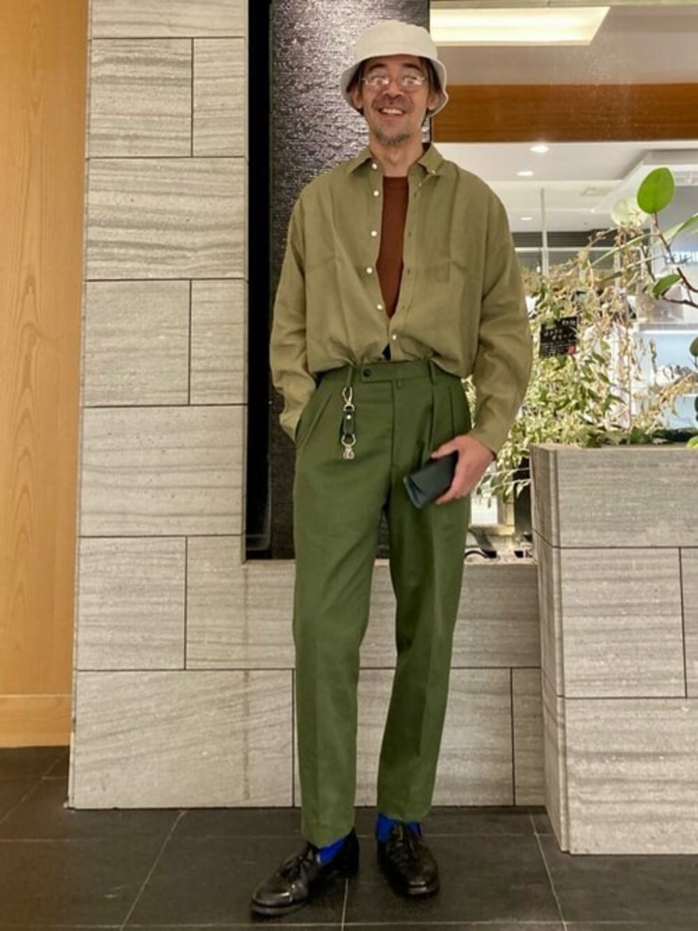 「TAKEO KIKUCHIの【Made in JAPAN】タブカラー スラブローン 長袖シャツ（シャツ/ブラウス、グリーン系）」を使った、TAKEO KIKUCHIさん（メンズ・177cm）の夏コーディネートの1枚目の写真
