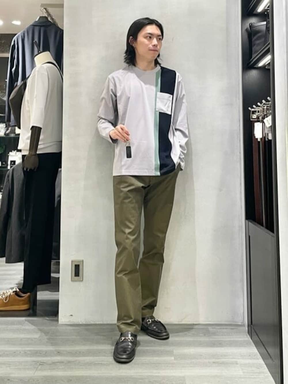 「TAKEO KIKUCHIの【バイカラー】バーチカル切替 ジャージカットソー（Tシャツ/カットソー、グレー系）」を使った、TAKEO KIKUCHIさん（メンズ・174cm）の夏コーディネートの1枚目の写真