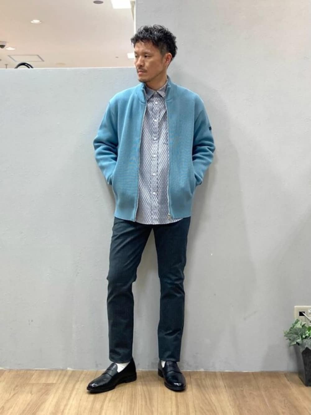 「TAKEO KIKUCHIの【Made in JAPAN】スプリング ドライバーズ ニット（ニット/セーター、ブルー系）」を使った、TAKEO KIKUCHIさん（メンズ・167cm）の春コーディネートの1枚目の写真