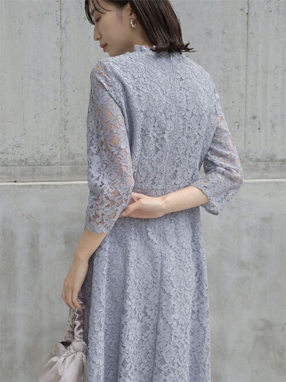 「dress、きれいめコーディネート、成人式、フォーマル、結婚式、オケージョン、結婚式二次会スタイル、総レース、お呼ばれスタイル、kaene、大人コーデ」｜「kaeneのミックスレースドレス（ドレス、ブルー系）」を使った、kaeneSTAFFさん（レディース・160cm）の秋コーディネートの1枚目の写真