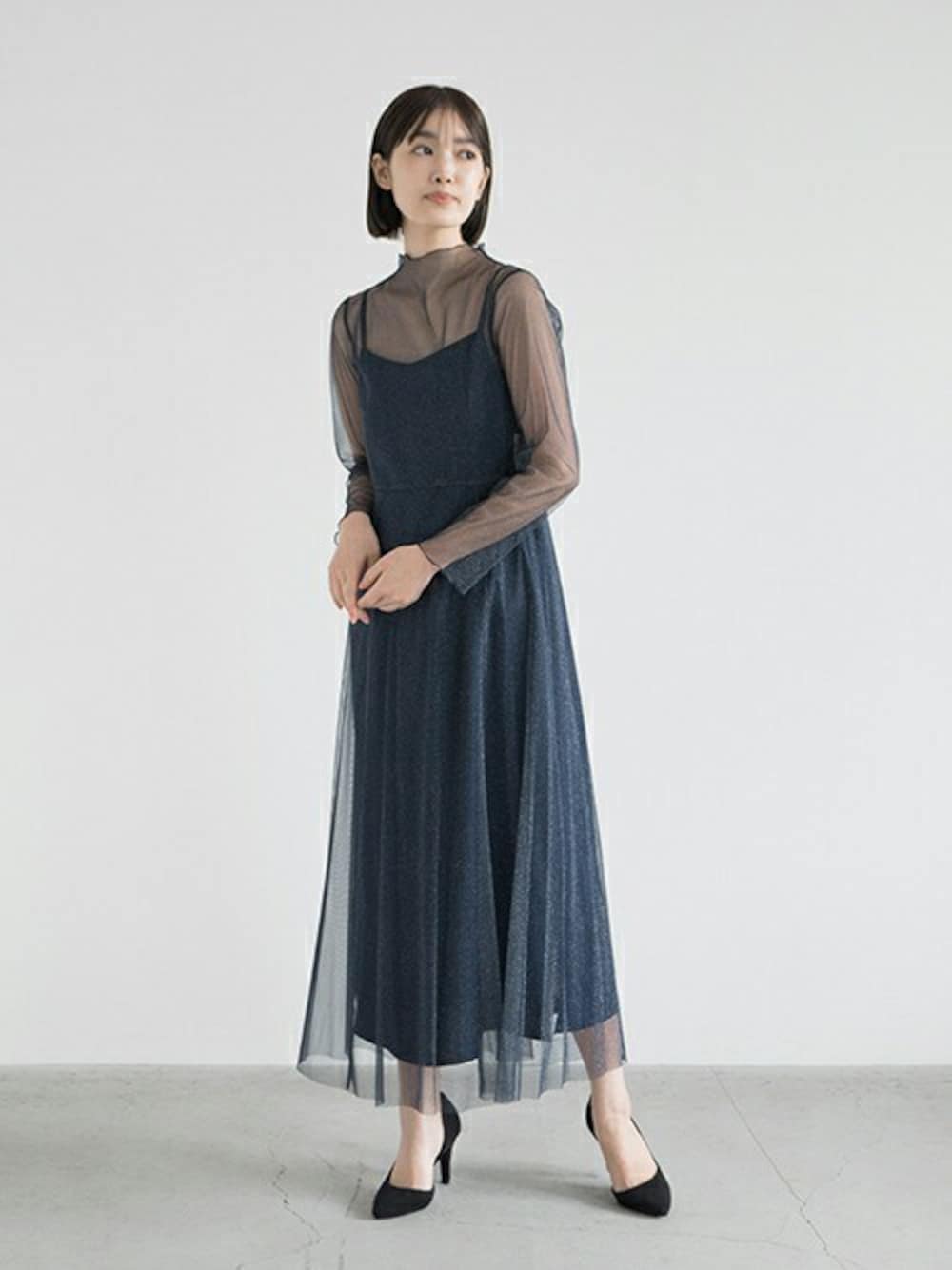 ブルー系のドレスを着用したレディースの冬コーディネートの1枚目の写真