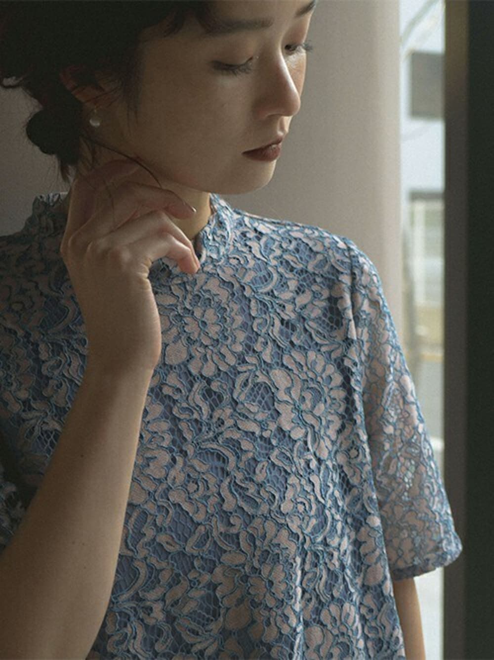 ブルー系のドレスを着用したレディースの冬コーディネートの1枚目の写真