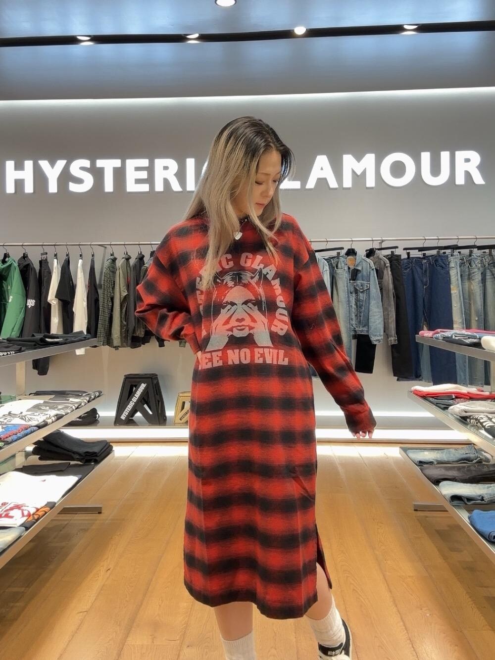 「チェック、プルオーバー、ワンピ、赤チェック、ゆったり、ヒステリックグラマー、秋コーデ、HYSTERIC GLAMOUR、ワンピ―ス」｜「HYSTERIC GLAMOURのSEE NO EVIL プルオーバーワンピース（ワンピース、レッド系）」を使った、Ayakaさん（レディース・161cm）の秋コーディネートの1枚目の写真