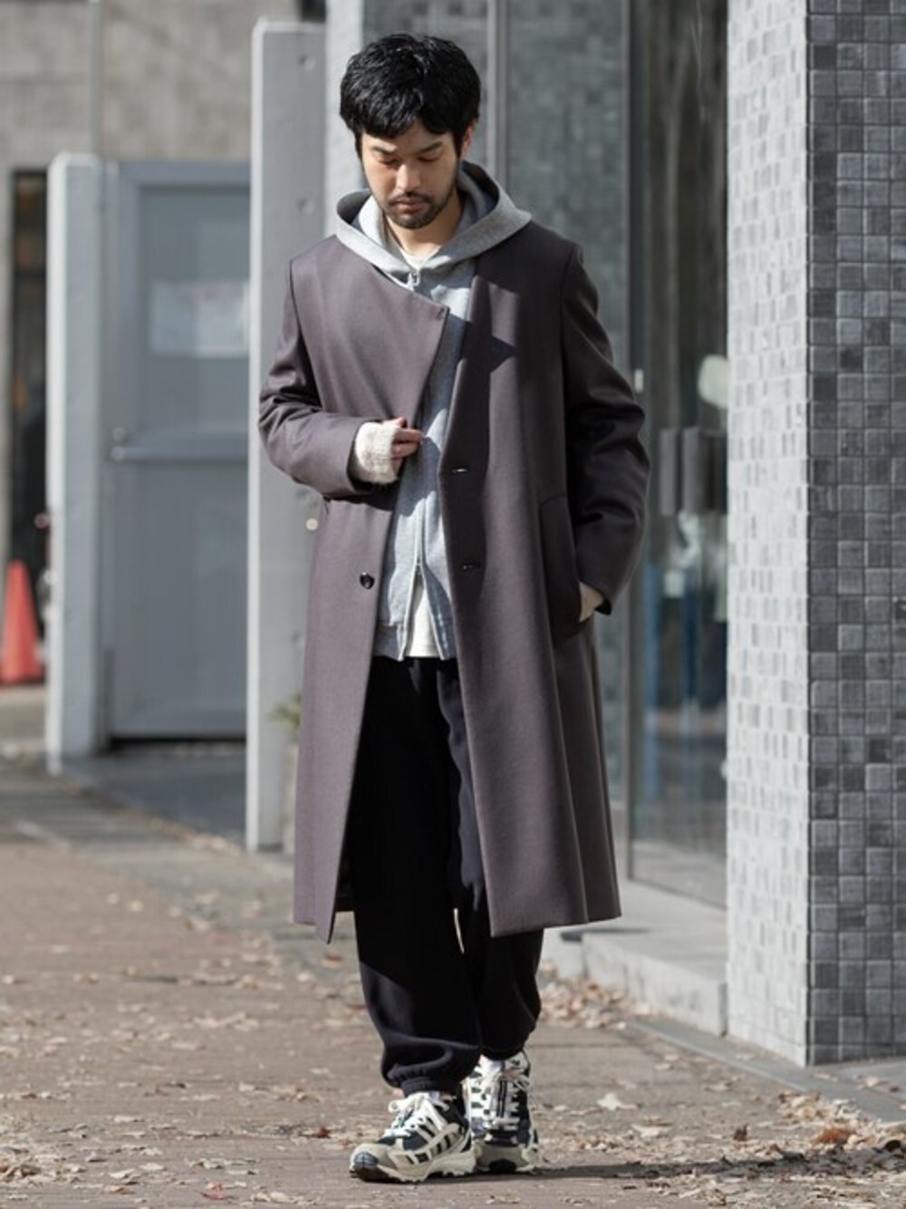 ATTACHMENTのノーカラーコートを使ったメンズ人気ファッション