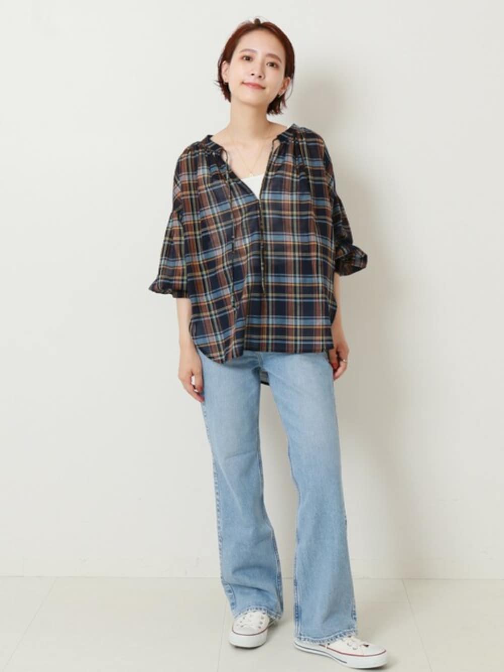 ブルー系のシャツ/ブラウス、ブルー系のデニムパンツ、ホワイト系のスニーカーを着用したレディースの夏コーディネートの1枚目の写真