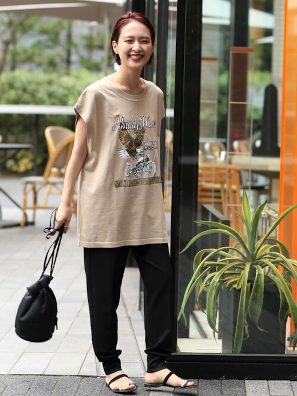 ブラック系のサンダル、ブラック系のショルダーバッグ、ベージュ系のTシャツ/カットソーを着用したレディースの夏コーディネートの1枚目の写真