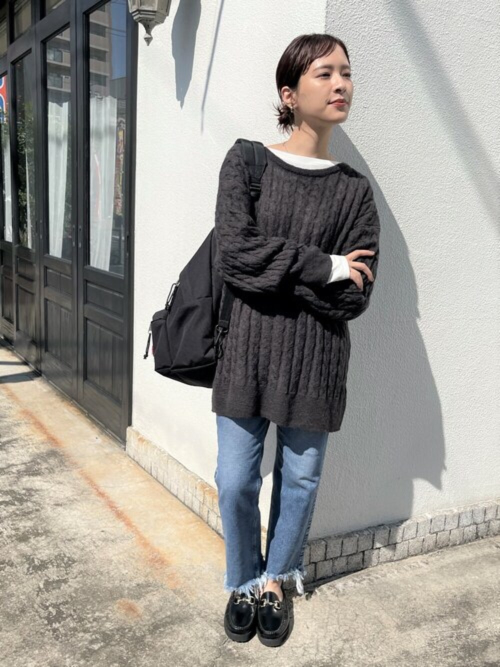「デニム、ケーブルニット、大人カジュアル、スピック＆スパン、Spick & Span(Spick & Span)、AW、upper hights」｜「ARTESANOSの【ARTESANOS/アルテサノス】 ビットスリッポン（スリッポン、ブラック系）」を使った、moritaさん（レディース・153cm）の秋コーディネートの1枚目の写真
