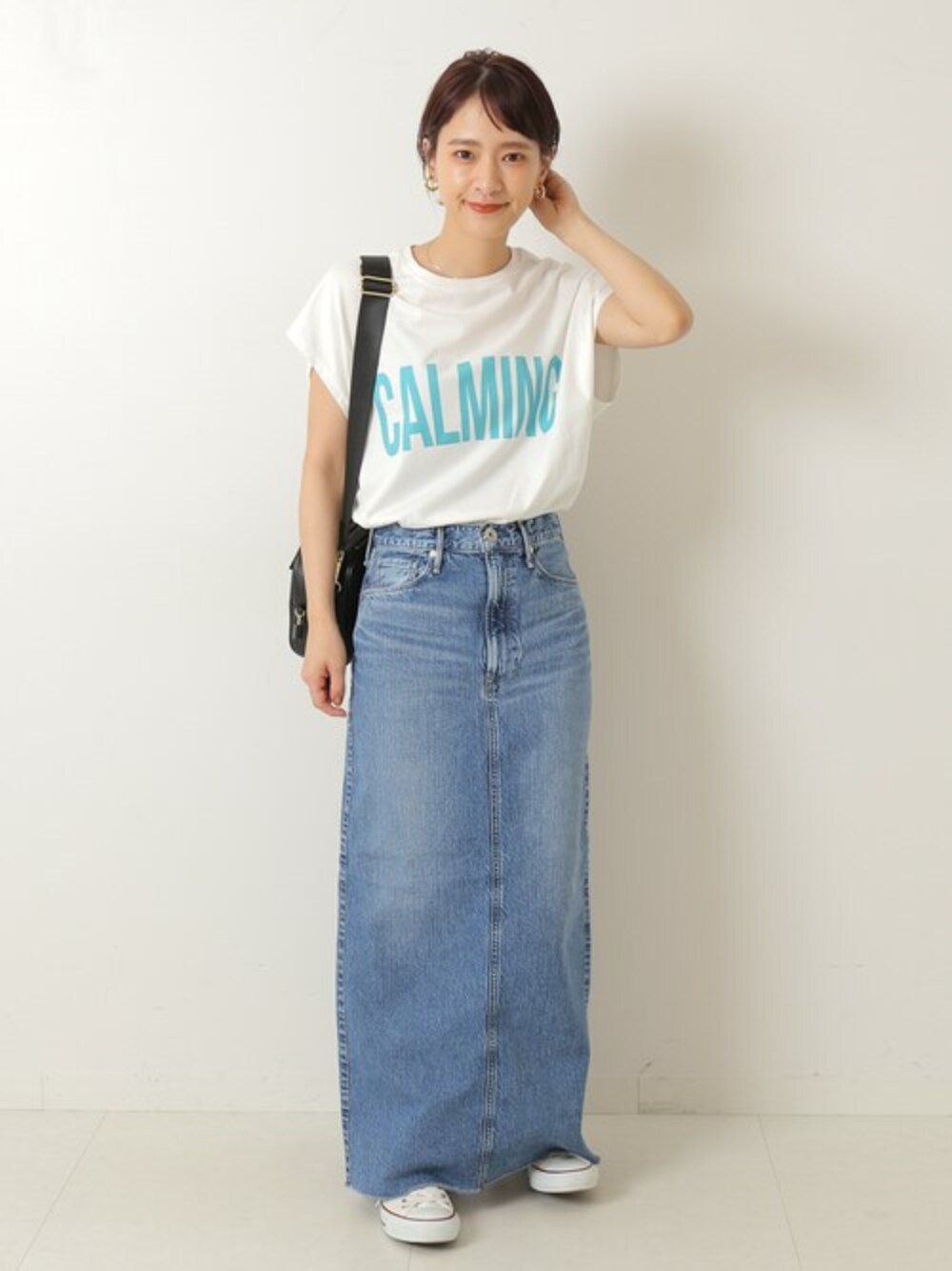 ブルー系のデニムスカート、ブルー系のTシャツ/カットソーを着用したレディースの冬コーディネートの1枚目の写真