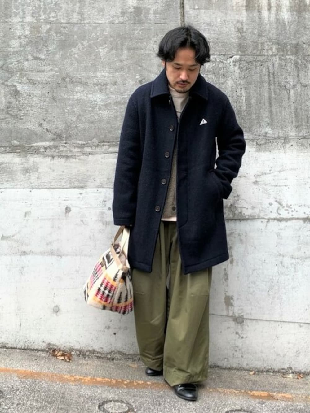 「トートバッグ、ステンカラーコート、冬コーデ、ロングコート、休日スタイル、FREDY&GLOSTER、モヘヤニット、gloster、フレディアンドグロスター」｜「GEVACOの【GEVACO/ゲバコ】モッサーステンカラーコート ウールモッサ（ステンカラーコート、ブルー系）」を使った、GLOSTER stylingさん（メンズ・165cm）の冬コーディネートの1枚目の写真
