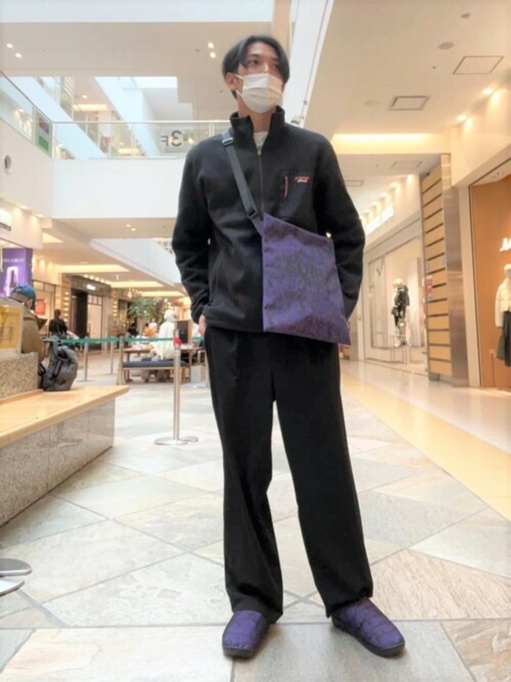 ブラック系のブルゾン、ホワイト系のTシャツ/カットソー、パープル系のサンダルを着用したメンズの冬コーディネートの1枚目の写真