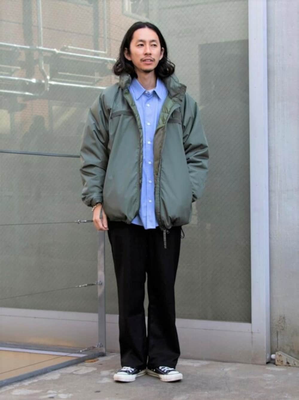 グリーン系のダウンジャケット/コート、ブルー系のシャツ/ブラウス、ブラック系のその他パンツを着用したメンズの冬コーディネートの1枚目の写真