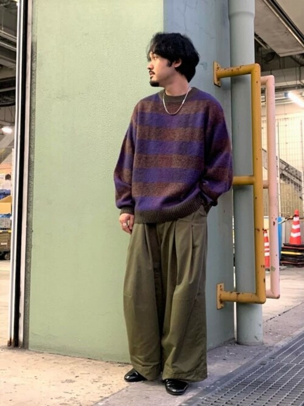 パープル系のニット/セーターを着用したメンズの冬コーディネートの1枚目の写真