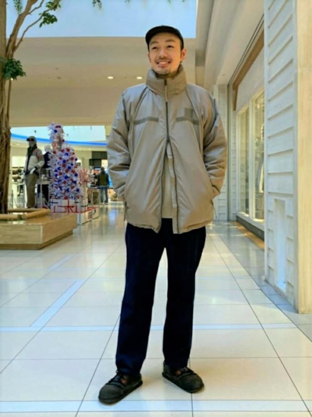 「ビッグシルエット、ダウンジャケット、Dickies、冬コーデ、休日スタイル、ワイドパンツ、FREDY&GLOSTER、おでかけ、gloster、フレディアンドグロスター」｜「TAIONの【TAION/タイオン】GLOSTER別注 MILITALY LEVEL7 JACKET ダウン（ダウンジャケット/コート、ベージュ系）」を使った、GLOSTER stylingさん（メンズ・176cm）の冬コーディネートの1枚目の写真