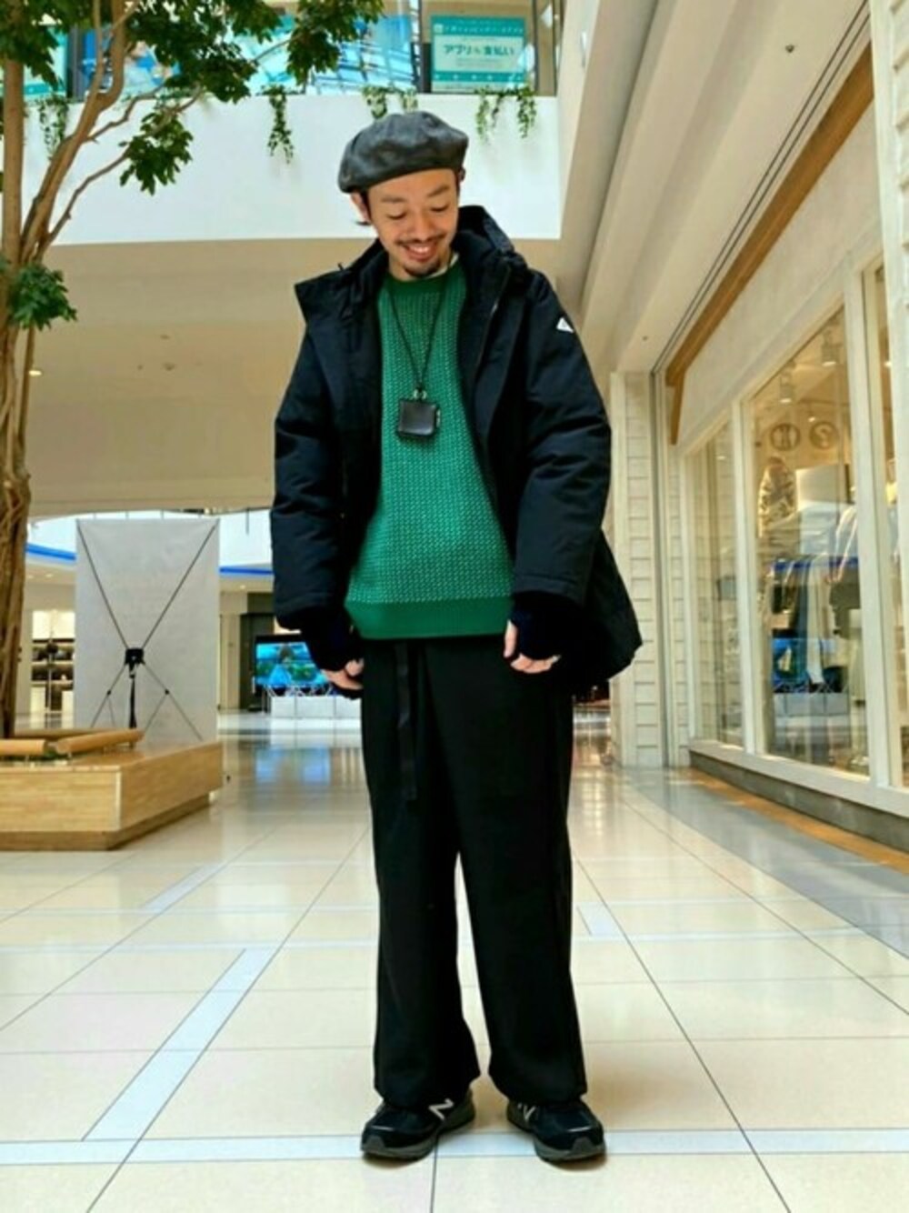 「スニーカー、ニット、ビッグシルエット、ダウンジャケット、ブラックコーデ、冬コーデ、ワイドパンツ、FREDY&GLOSTER、gloster、フレディアンドグロスター」｜「GEVACOの【GEVACO/ゲバコ】ミドルダウンジャケット（ダウンジャケット/コート、ブラック系）」を使った、GLOSTER stylingさん（メンズ・176cm）の冬コーディネートの1枚目の写真