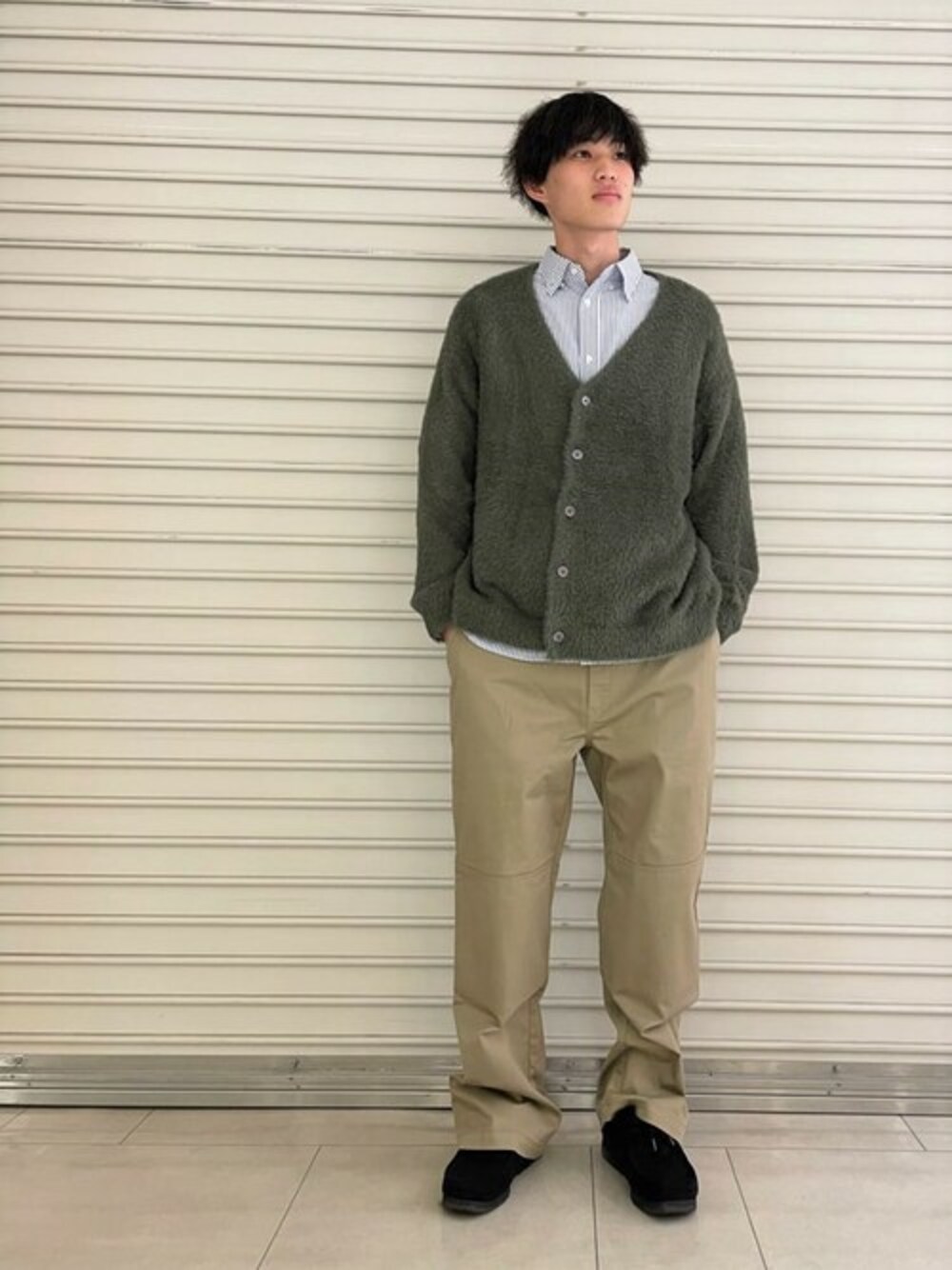 「カーディガン、ニット、Dickies、ワイドパンツ、ストライプシャツ、FREDY&GLOSTER、きれいめカジュアル、シンプルコーデ、gloster、フレディアンドグロスター」｜「GLOSTERの【GLOSTER/グロスター】モヘヤライクカーディガン ルーズシルエット（カーディガン/ボレロ、グリーン系）」を使った、GLOSTER stylingさん（メンズ・173cm）の冬コーディネートの1枚目の写真