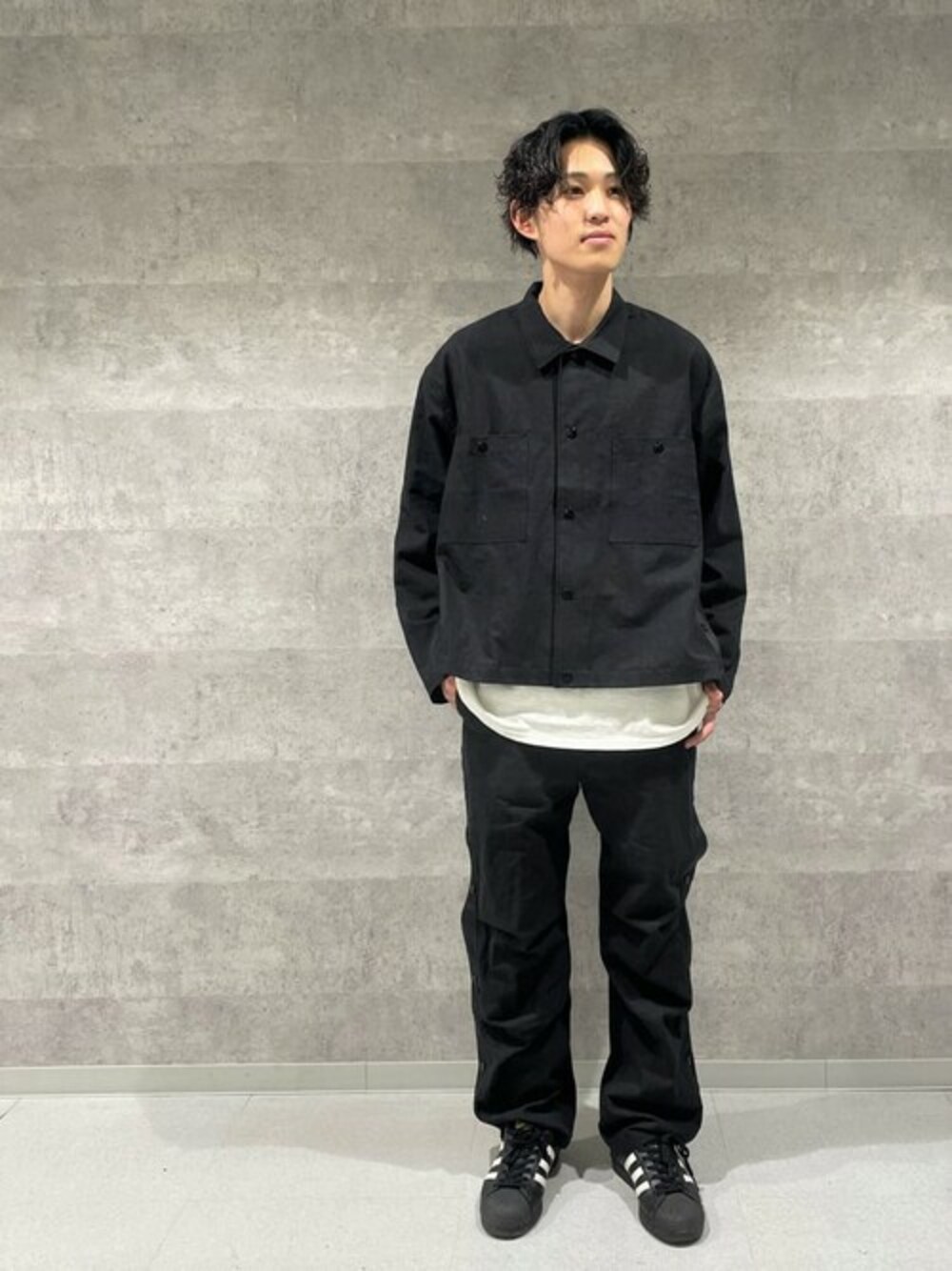 ブラック系のブルゾン、ブラック系のその他パンツを着用したメンズの冬コーディネートの1枚目の写真