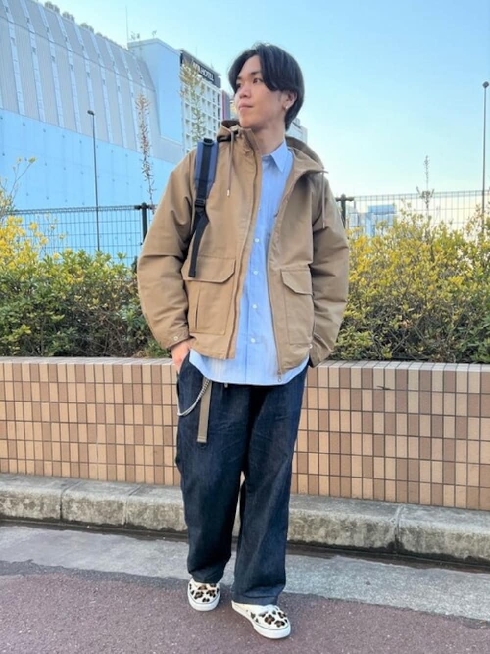 「デニム、マウンテンパーカー、パーカー、大人カジュアル、休日スタイル、ストライプシャツ、FREDY&GLOSTER、春色、gloster、フレディアンドグロスター」｜「GLOSTERの【GLOSTER/グロスター】CORDURA コーデュラフードブルゾン 撥水/防風 日本製（ブルゾン、ベージュ系）」を使った、GLOSTER stylingさん（メンズ・178cm）の冬コーディネートの1枚目の写真
