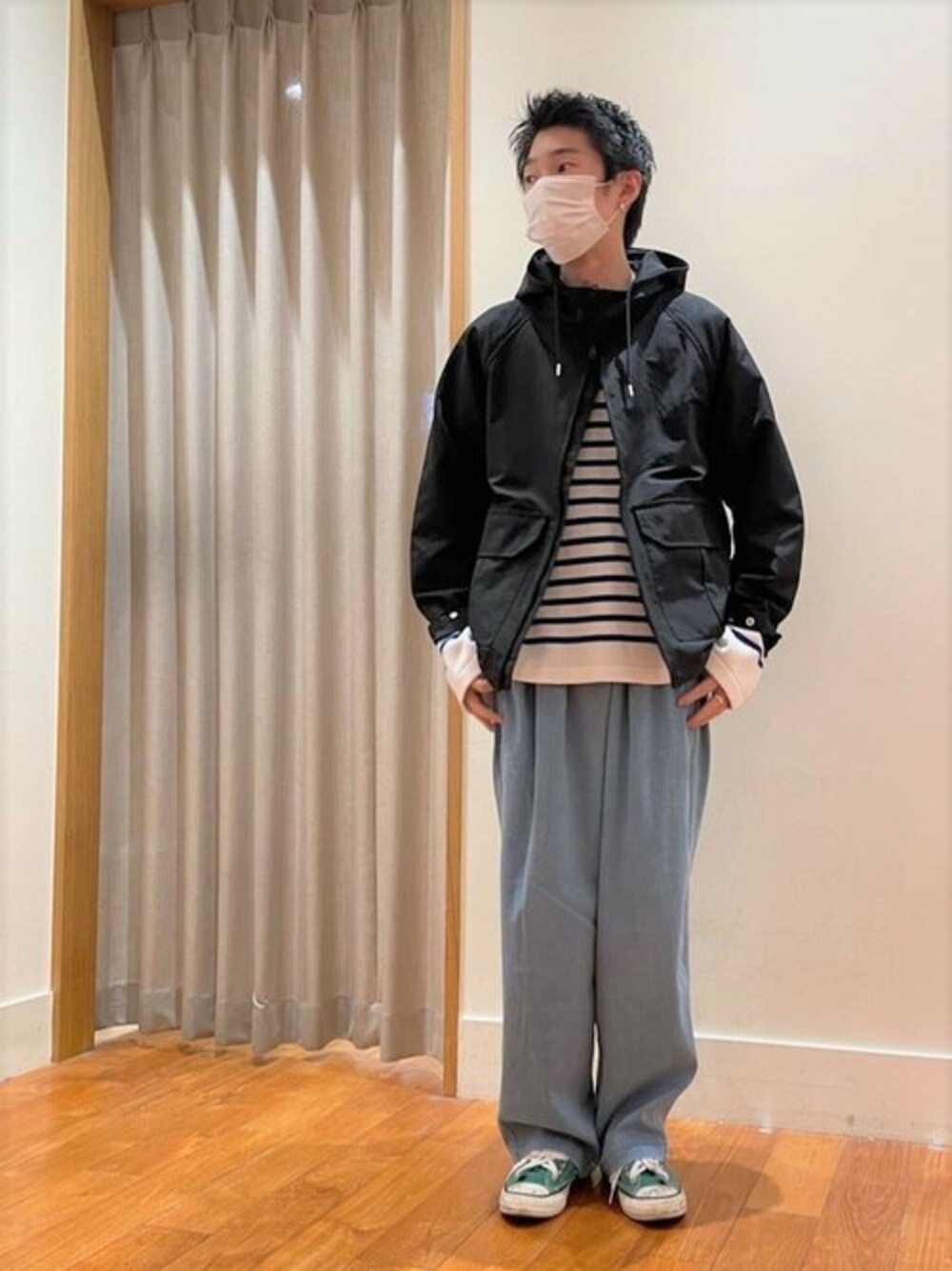 ホワイト系のニット/セーター、ブラック系のブルゾン、ブルー系のその他パンツを着用したメンズの冬コーディネートの1枚目の写真