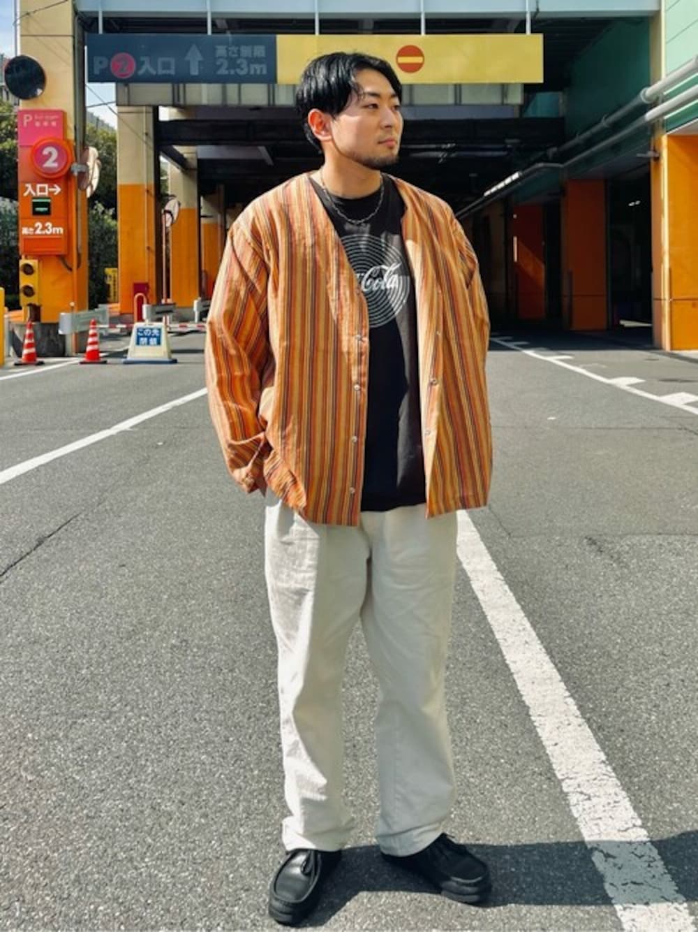 「ビッグシルエット、大人カジュアル、休日スタイル、ストライプシャツ、FREDY&GLOSTER、春コーデ、シャツスタイル、gloster、フレディアンドグロスター、シャツカーディガン」｜「GLOSTERの【GLOSTER/グロスター】ストライプ シャツカーディガン スナップボタン マルチストライプ（シャツ/ブラウス、オレンジ系）」を使った、GLOSTER stylingさん（メンズ・166cm）の春コーディネートの1枚目の写真