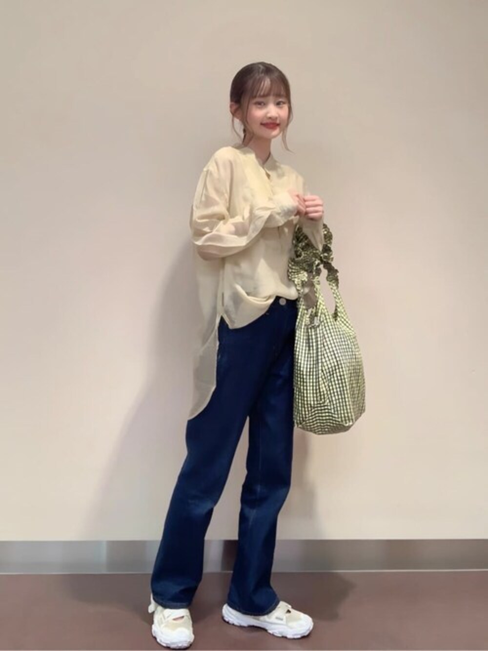 ベージュ系のシャツ/ブラウス、ブルー系のデニムパンツ、イエロー系のトートバッグを着用したレディースの春コーディネートの1枚目の写真