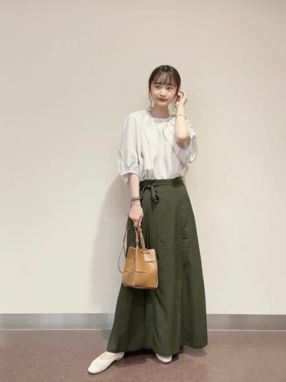 「ブラウス、お出かけコーデ、キレイめコーデ、タイトシルエット」｜「AMERICAN HOLICの袖ボリュームバックリボンブラウス（シャツ/ブラウス、ホワイト系）」を使った、sayaka..さん（レディース・156cm）の春コーディネートの1枚目の写真