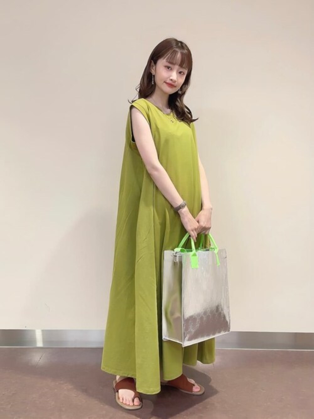 【大人気】SANDRO ノースリーブ フレアミニワンピース ノースリーブカットフレアワンピースを使った人気ファッション