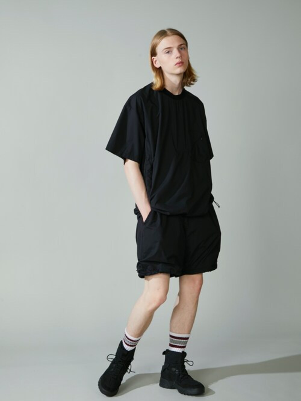 「Tシャツ、ショーツ、防水、カジュアルコーデ、ショーツスタイル、F/CE.、パーテックス、エフシーイー」｜「F/CE. のF/CE. PERTEX LIGHTWEIGHT TECH TEE / エフシーイー パーテックス ライトウェイトテックTシャツ（Tシャツ/カットソー、ブラック系）」を使った、F/CE.さん（メンズ・181cm）の春コーディネートの1枚目の写真