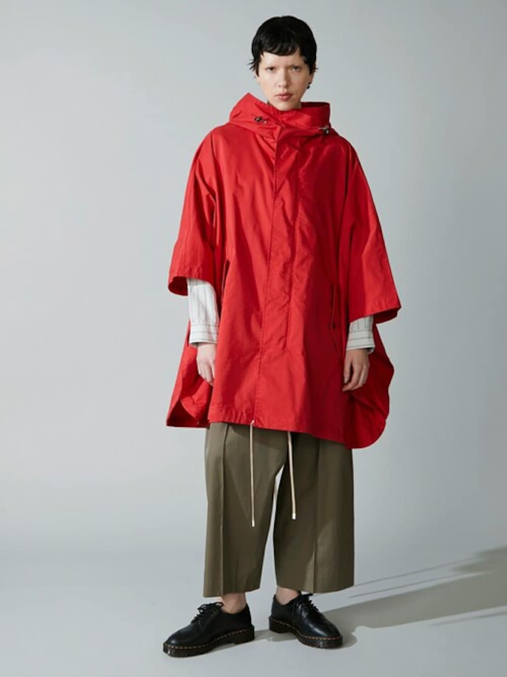 「ポンチョ、ライトアウター、撥水加工、ラップパンツ、F/CE.、エフシーイー」｜「F/CE. のF/CE. PIGMENT PONCHO / エフシーイー ピグメントポンチョ（ポンチョ、レッド系）」を使った、F/CE.さん（レディース・173cm）の夏コーディネートの1枚目の写真