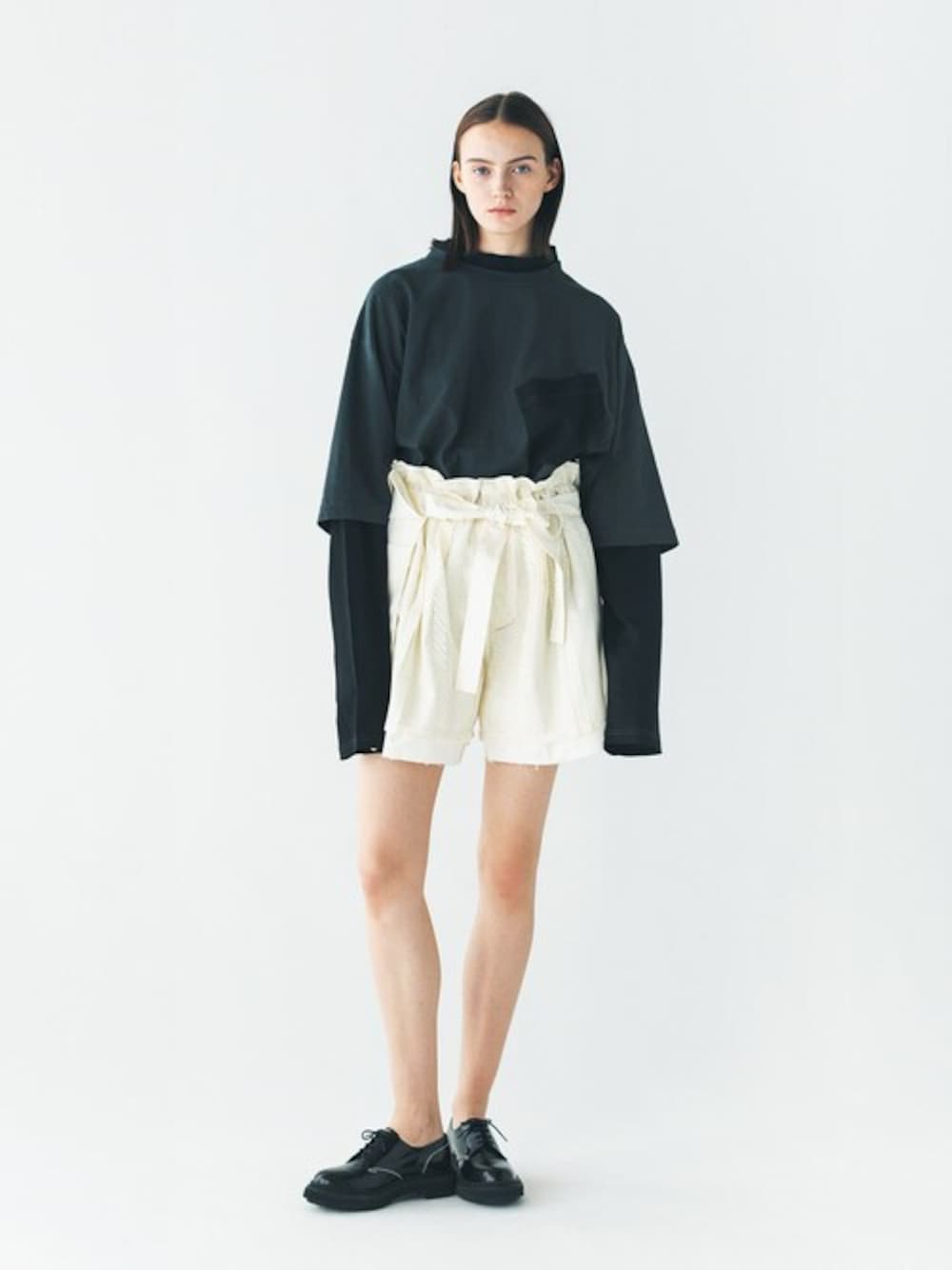 「カジュアル、レイヤード、ショートパンツ、ロンT、ユニセックス、春服、春コーデ、レイヤードトップス、F/CE.、エフシーイー」｜「F/CE. のF/CE. LAYERED T-SHIRT / エフシーイー レイヤード T シャツ（Tシャツ/カットソー、グレー系）」を使った、F/CE.さん（レディース・177cm）の春コーディネートの1枚目の写真