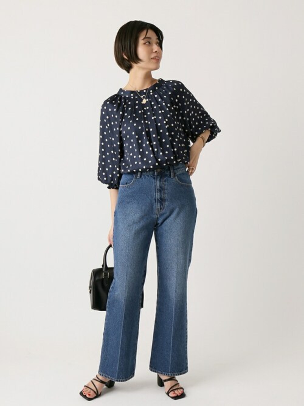 ブルー系のシャツ/ブラウス、ブルー系のデニムパンツ、ブラック系のボストンバッグを着用したレディースの春コーディネートの1枚目の写真