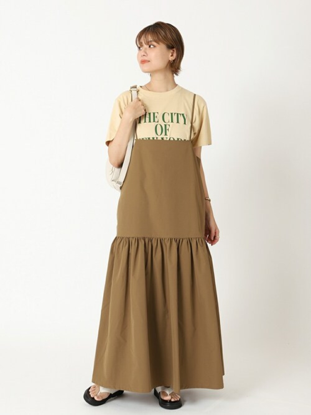 ベージュ系のTシャツ/カットソー、ベージュ系のワンピース、ベージュ系のボディバッグ/ウエストポーチを着用したレディースの夏コーディネートの1枚目の写真