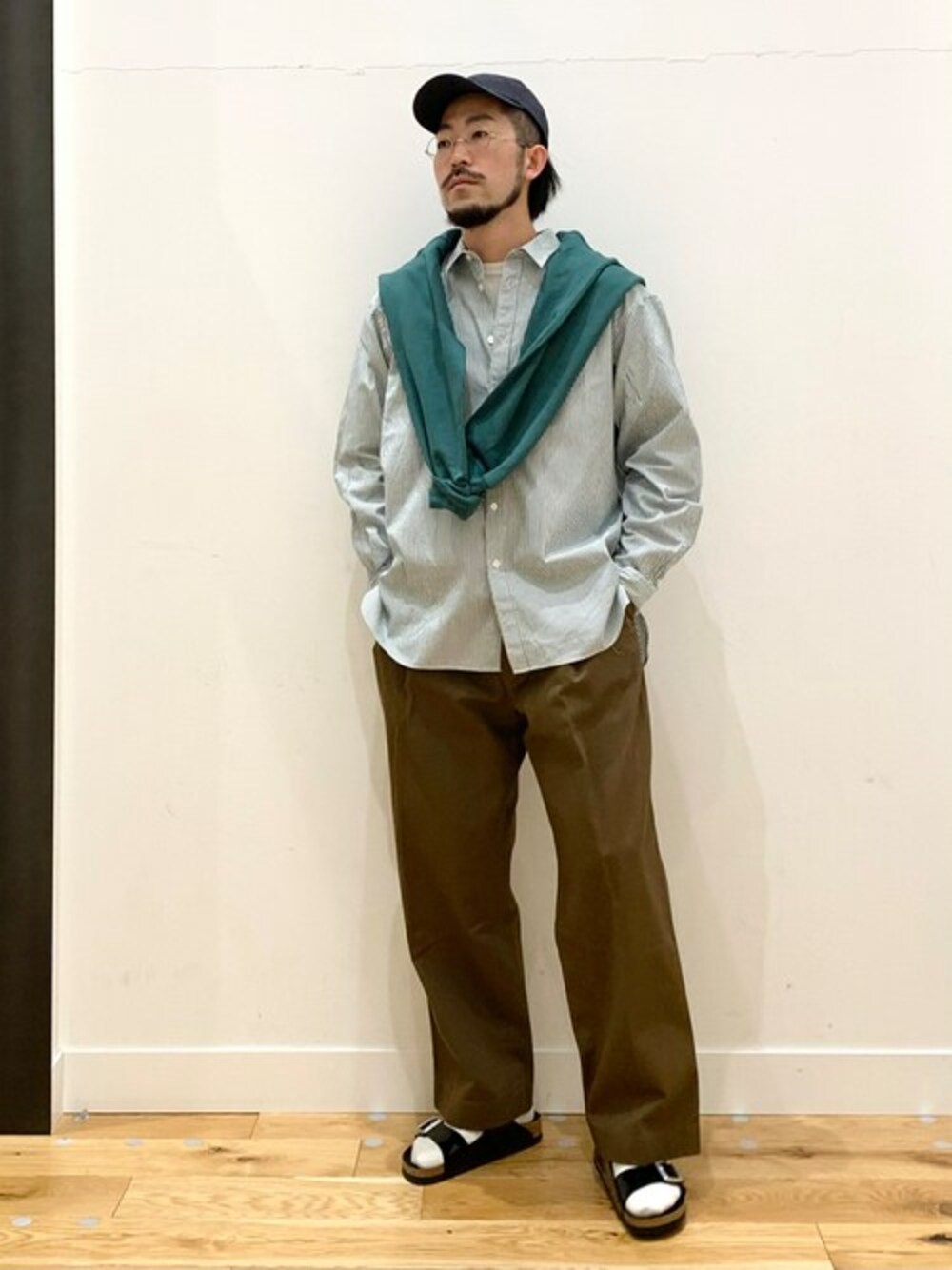 「カーディガン、カーディガン肩かけ、カーディガン+シャツ、カーディガン男子、カーディガンコーデ」｜「URBAN RESEARCH DOORSの裏毛Vネックカーディガン（その他、その他）」を使った、213shuntaさん（メンズ・168cm）の冬コーディネートの1枚目の写真