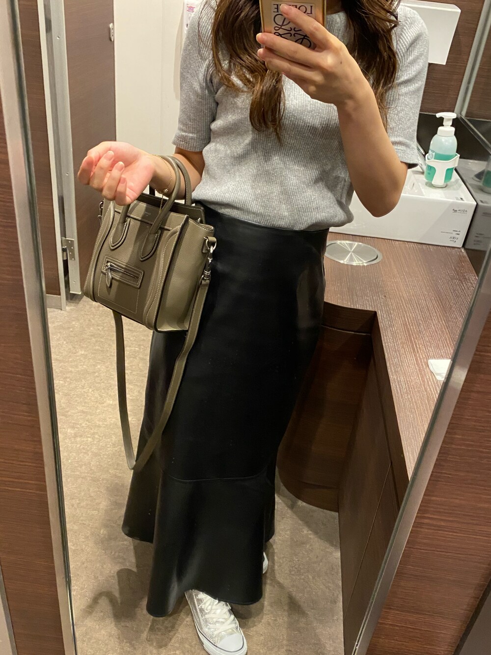 「秋コーデ、おしゃれさんと繋がりたい、プチプラコーデ、レザースカート、スニーカー、シンプル、今日のコーデ、秋服準備はじめました、converse」｜「CELINEのアイテム（トートバッグ、グレー系）」を使った、rrrrrhさん（レディース・150cm）の秋コーディネートの1枚目の写真