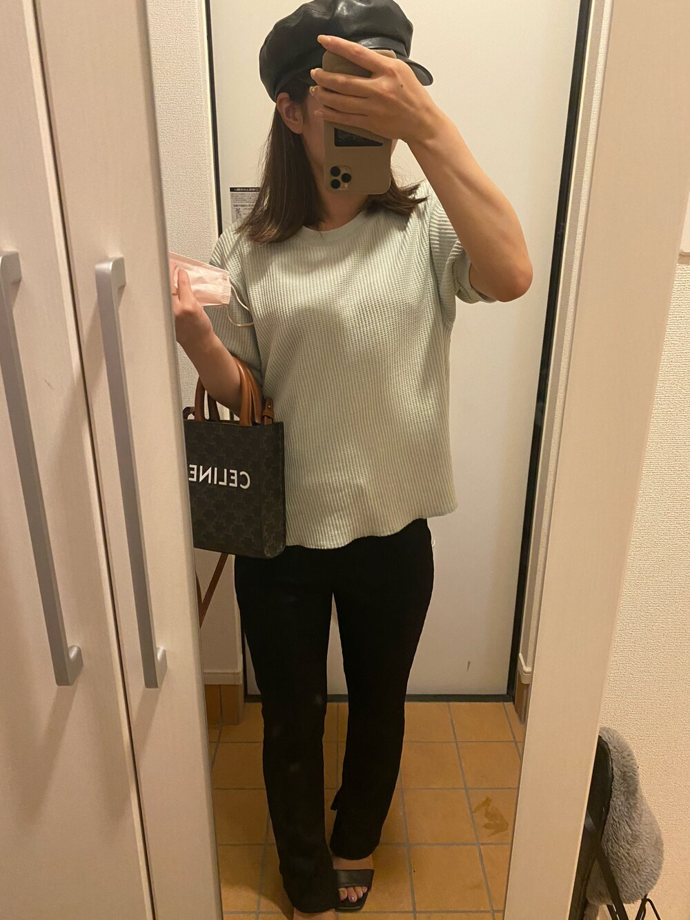 「パンツスタイル、ゆるコーデ、低身長コーデ、夏コーデ、ラフ、シャツスタイル、モノトーンコーデ」｜「UNIQLOのアイテム（キャスケット、ブラック系）」を使った、rrrrrhさん（レディース・150cm）の春コーディネートの1枚目の写真
