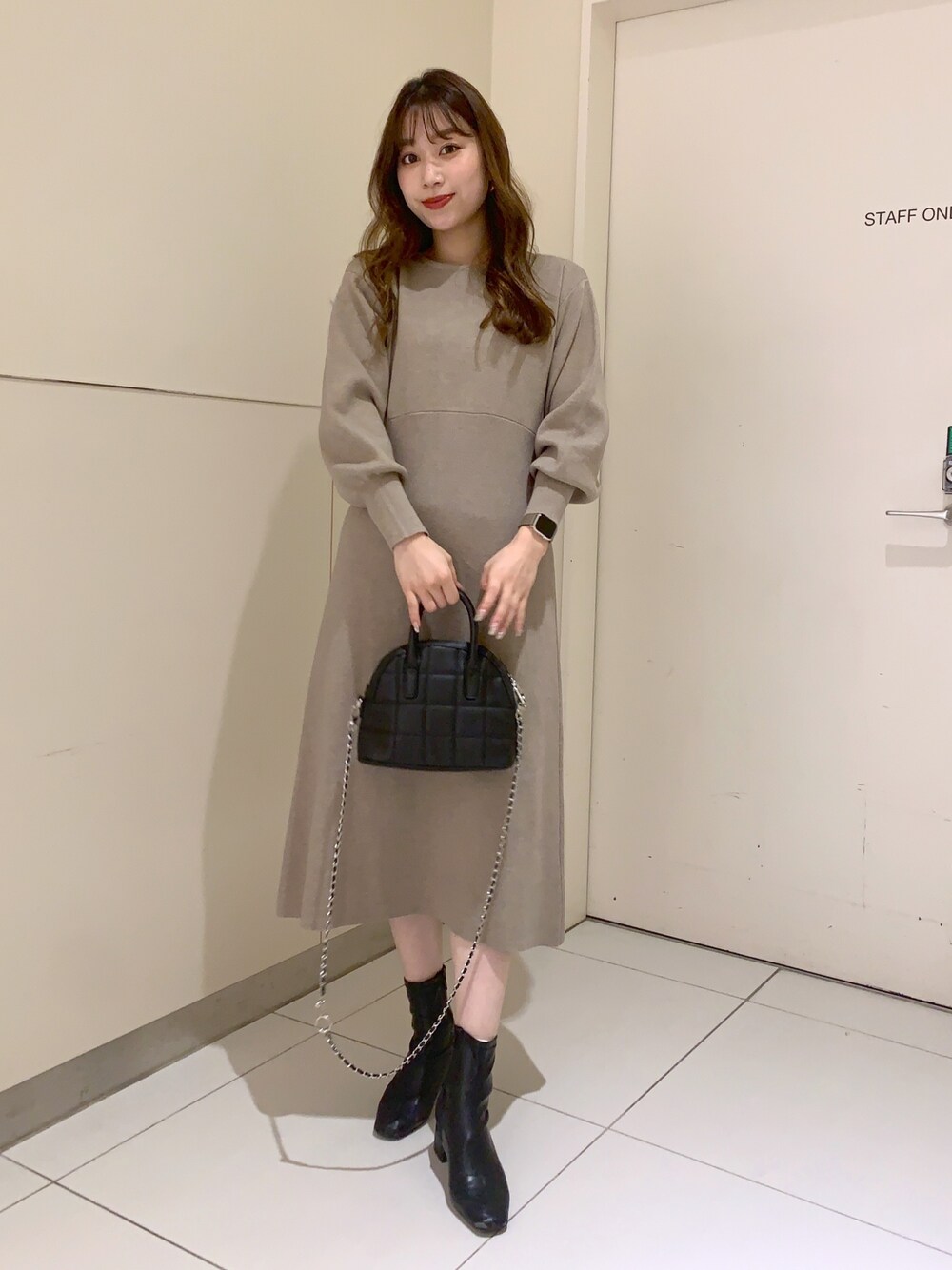 「ワンピース、ベージュ、キレイめ、大人かわいい」｜「FREE'S MARTのバックレースアップロングニットワンピース（ワンピース、ベージュ系）」を使った、freesnatsukiさん（レディース・167cm）の冬コーディネートの1枚目の写真