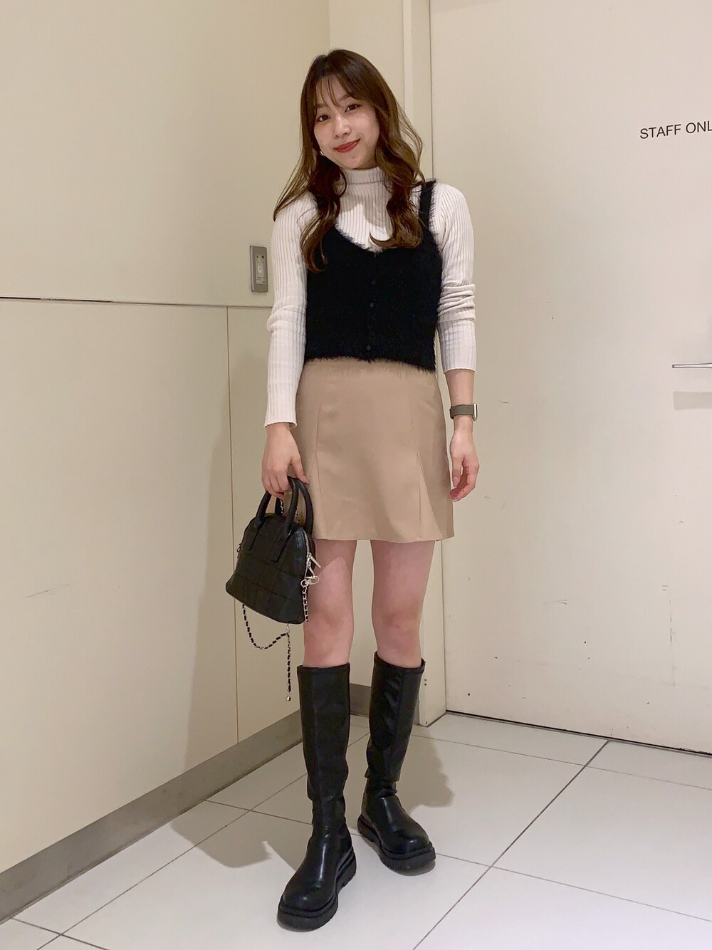「ミニスカート、ビスチェ、ニット、シャギー、大人カワイイ」｜「FREE'S MARTの◆ハイウエストマーメイドミニスカパン（スカート、ベージュ系）」を使った、freesnatsukiさん（レディース・167cm）の冬コーディネートの1枚目の写真