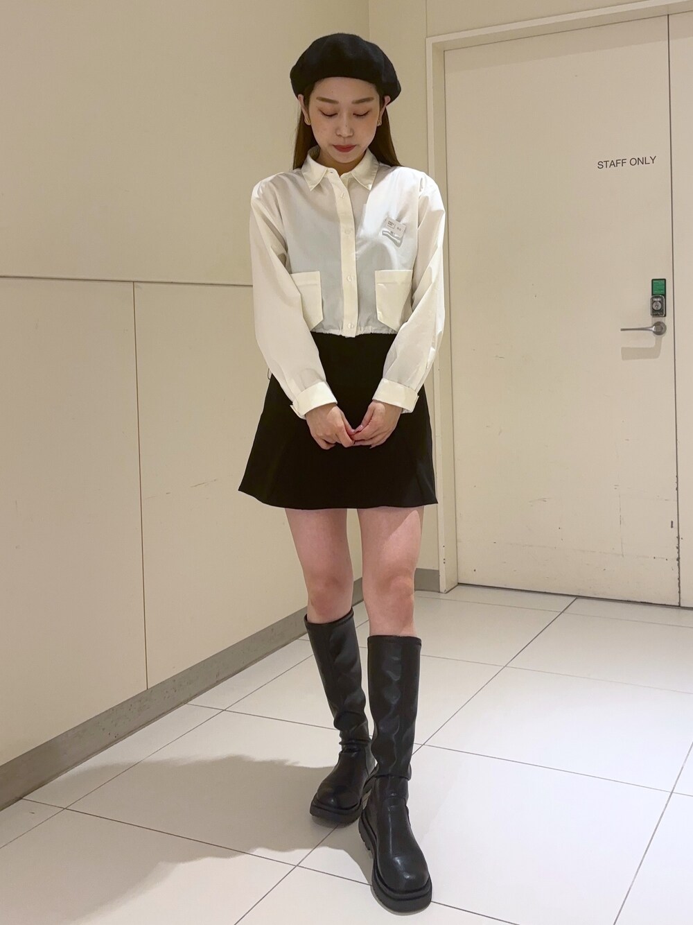 「シャツ、シアーシャツ、ミニスカート、モノトーン、ベレー帽」｜「FREE'S MARTの◆ハイウエストマーメイドミニスカパン（スカート、ブラック系）」を使った、freesnatsukiさん（レディース・167cm）の冬コーディネートの1枚目の写真