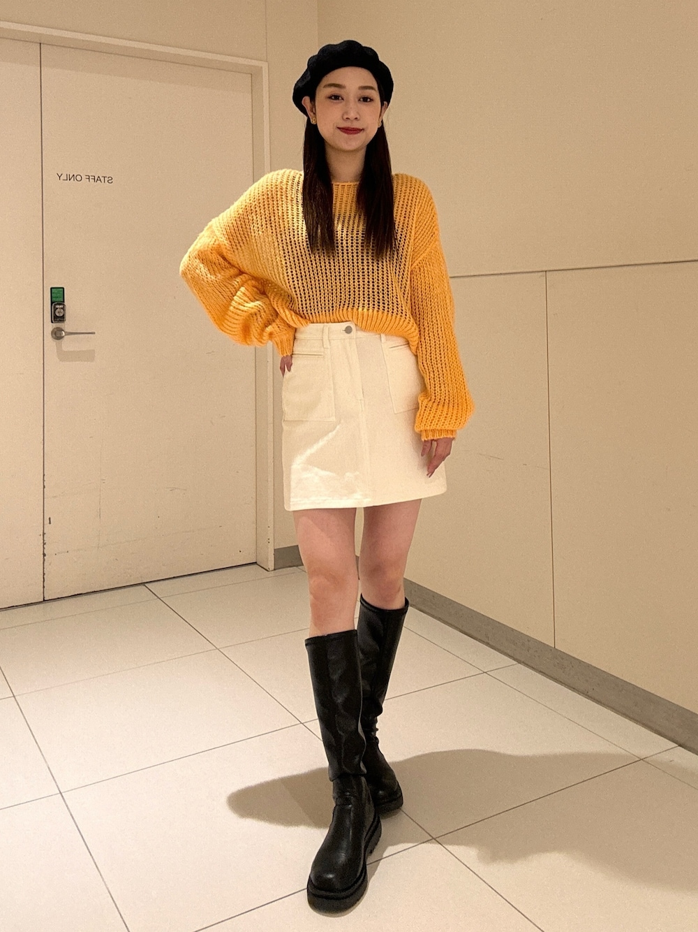 「デニムスカート、ミニスカート、カラーコーデ、オレンジ、ニット」｜「FREE'S MARTの◇シアーモヘヤライクニット（ニット/セーター、オレンジ系）」を使った、freesnatsukiさん（レディース・167cm）の冬コーディネートの1枚目の写真