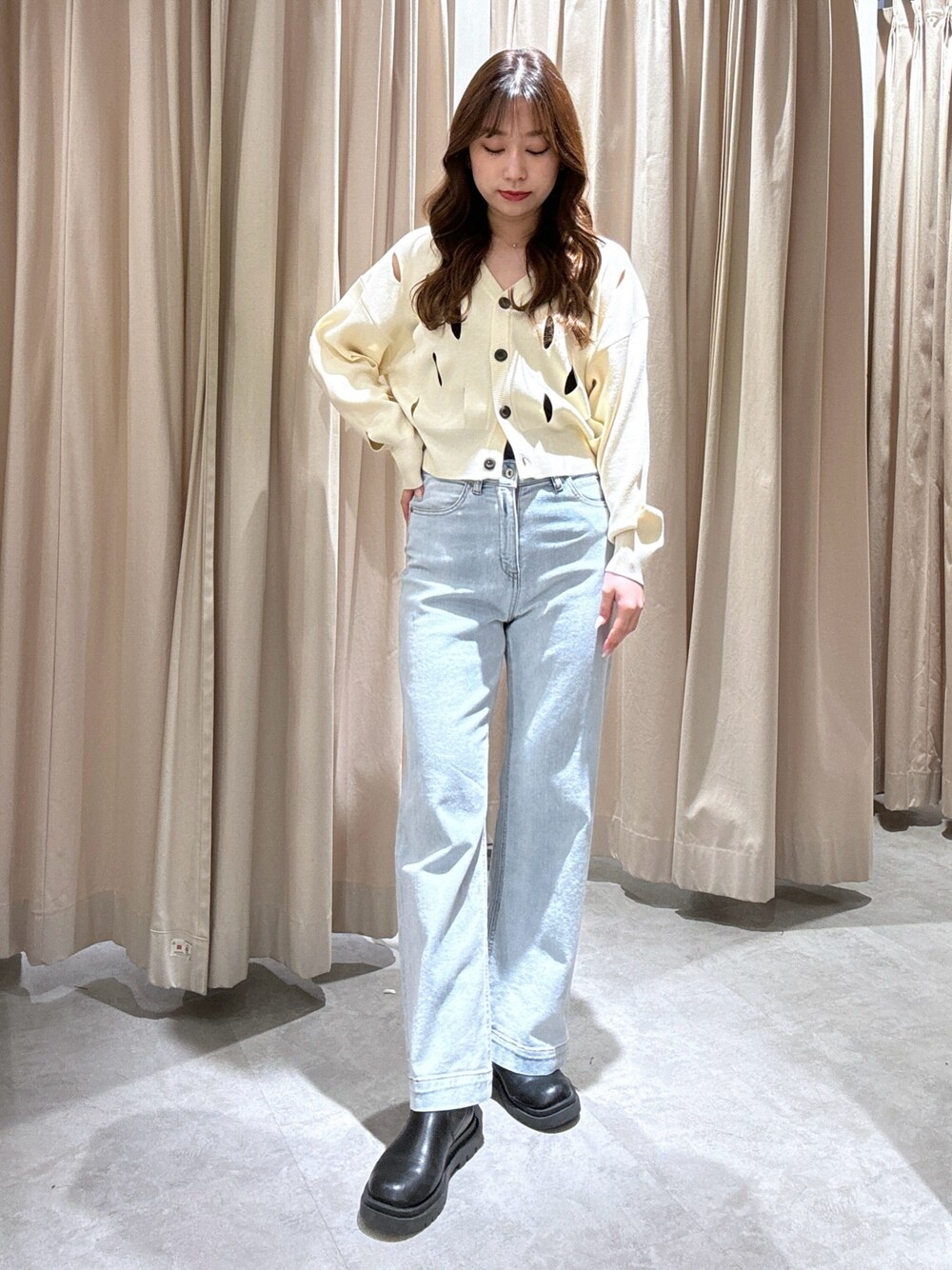「デニム、デニムパンツ、ワイドパンツ、ニット、穴あきニット」｜「FREE'S MARTの【Sシリーズ対応】◇ベーシックワイドデニムパンツ（デニムパンツ、ブルー系）」を使った、freesnatsukiさん（レディース・167cm）の春コーディネートの1枚目の写真